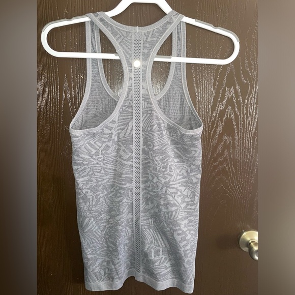 lululemon swiftly tech tank and bra size 6 - Picture 3 of 10